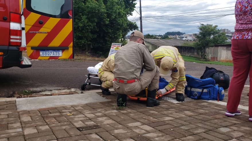 Motociclista fica ferido ao se envolver em acidente com Fiat Uno na Vila Tolentino
