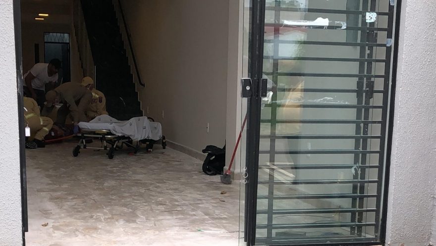 Lavando a escada, homem cai e é socorrido pelo Siate no Santa Cruz