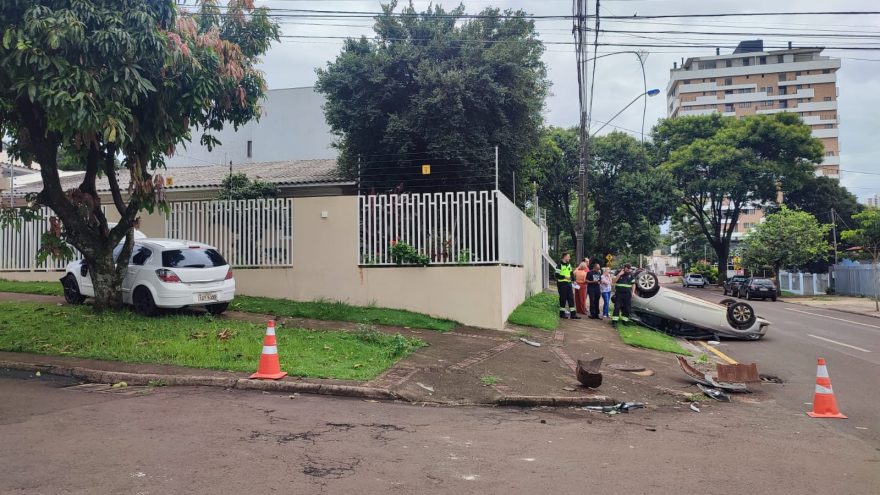 Carro capota após colisão no Bairro Claudete, em Cascavel
