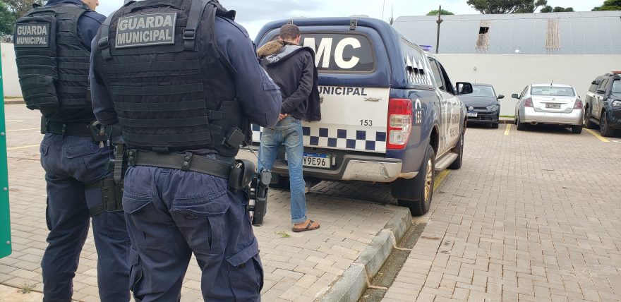 Homem é preso por roubo no Terminal Oeste