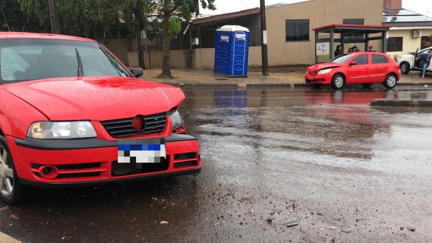 Gol e Gol se envolvem em colisão na Rua Poente do Sol