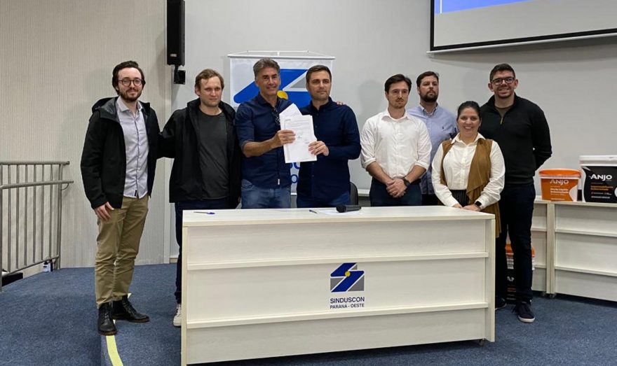 Paranhos assina decreto que autoriza emissão instantânea de alvarás para obras até 600m2