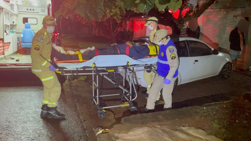Jovem fica em estado grave ao bater de moto em caçamba de entulho no Clarito