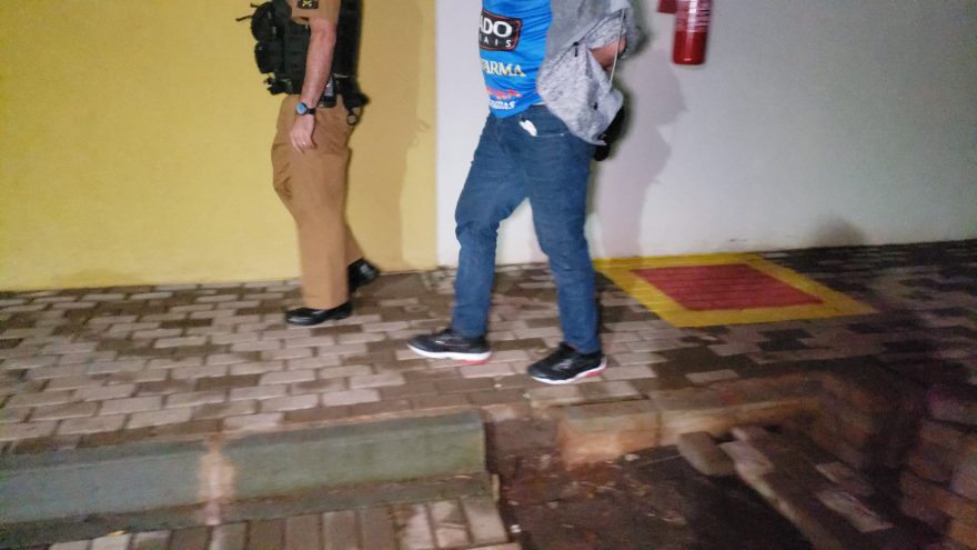 Homem é preso após ameaçar esposa e filhos com faca no Cascavel Velho