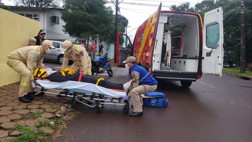 Motociclista fica ferido após colisão entre Fiesta e Yamaha Factor no Bairro Parque Verde