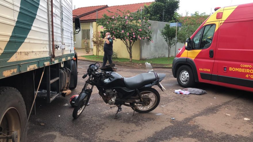Motociclista tem lesão grave na cabeça após colisão com caminhão no Bairro Santa Felicidade