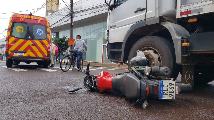 Moto e caminhão se envolvem em colisão no Centro de Cascavel