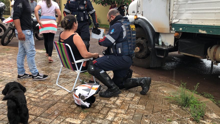 Após se envolver em grave acidente com motociclista, motorista de caminhão passa mal e é socorrida