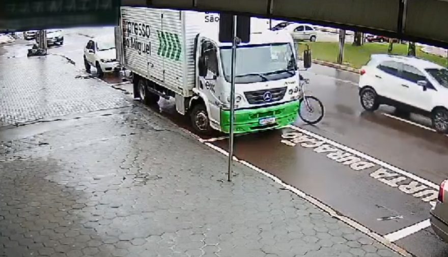 Vídeo mostra ciclista abrindo caminhão e furtando aparelho celular