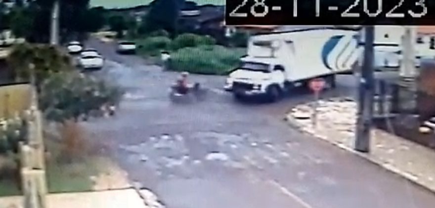 Câmera flagra acidente que deixou motociclista ferido no Santa Felicidade