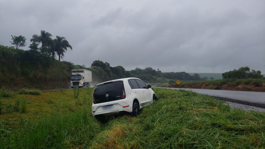 UP sai da pista e quase capota em canteiro da BR-163, em Cascavel