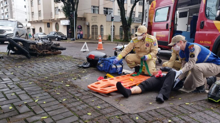 Bombeiros atendem vítima de acidente na Rua Paraná, no Centro