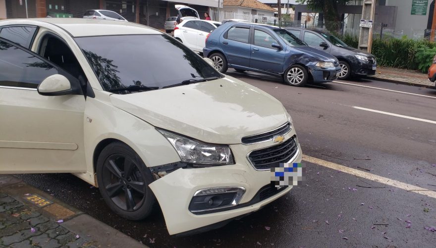 Acidente entre Palio e Cruze é registrado no Centro