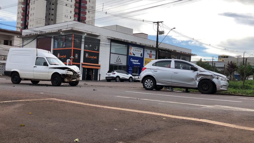 Acidente entre Fiorino e Onix é registrado na Rua São Paulo