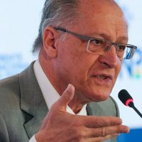 Alckmin defende alternativa para desonerar folha de pagamento