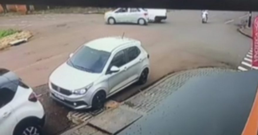 Câmera registra acidente entre Onix e Fiorino na Rua São Paulo