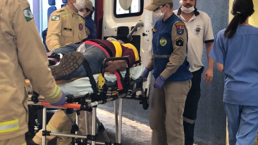 Homem fica gravemente ferido ao cair de mais de cinco metros