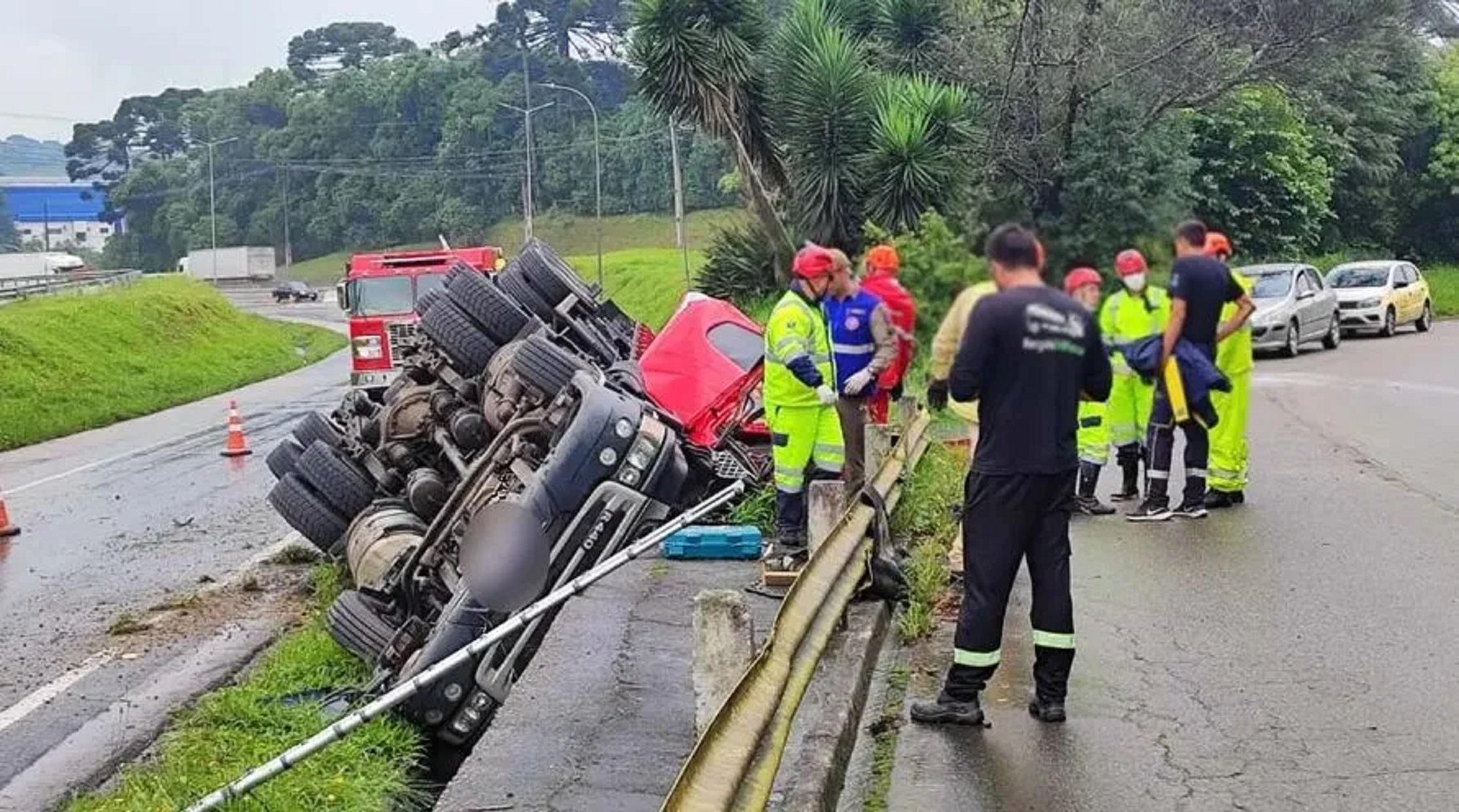 Motorista de caminhão morre em tombamento de veículo em Galvão