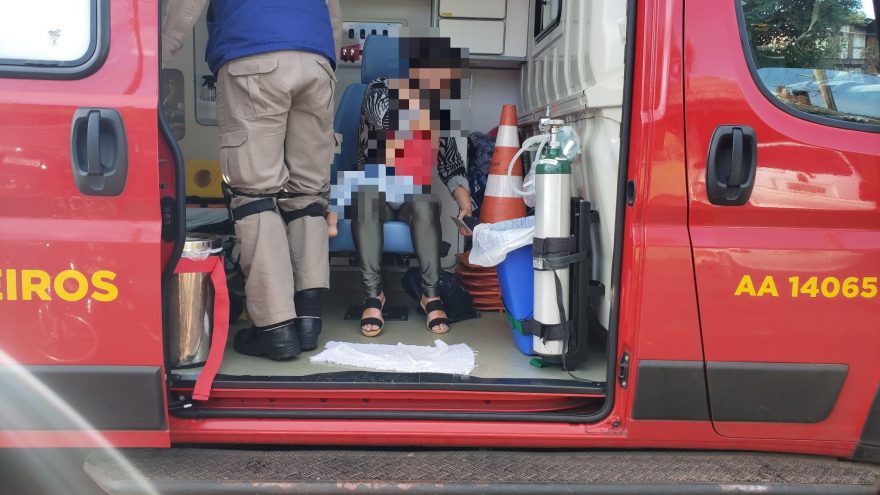 Criança fica ferida ao ser atropelada por bicicleta elétrica na Rua Severino Miola