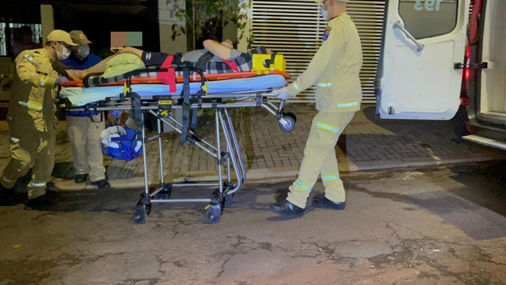 Idoso fica ferido ao sofrer queda em residência no Tropical