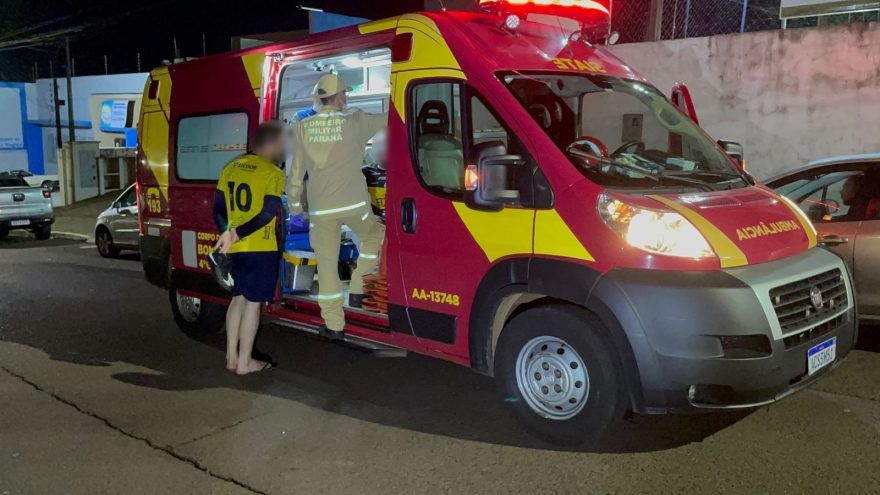 Homem sofre lesão no supercílio ao bater cabeça com cabeça em jogo de futebol