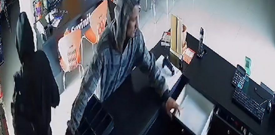 Câmeras registram arrombamento de loja de tintas no Centro