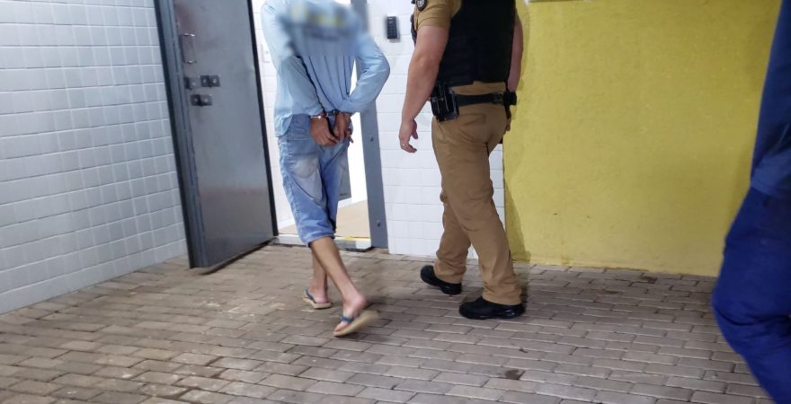 Homem é detido acusado de abusar sexualmente do filho de 10 anos no bairro Guarujá