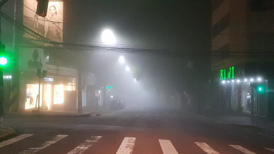 Densa neblina toma conta de Cascavel durante a madrugada