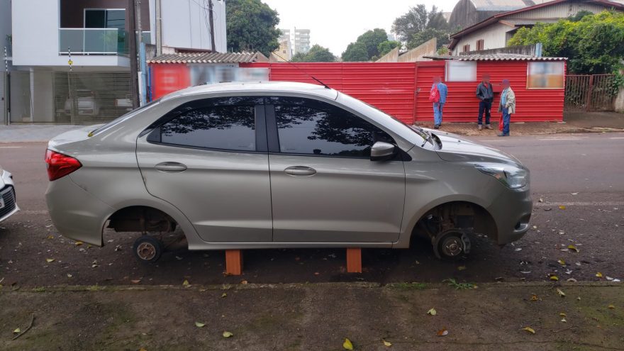 Ladrões levantam carro em cima de tijolos e furtam rodas na Região do Lago