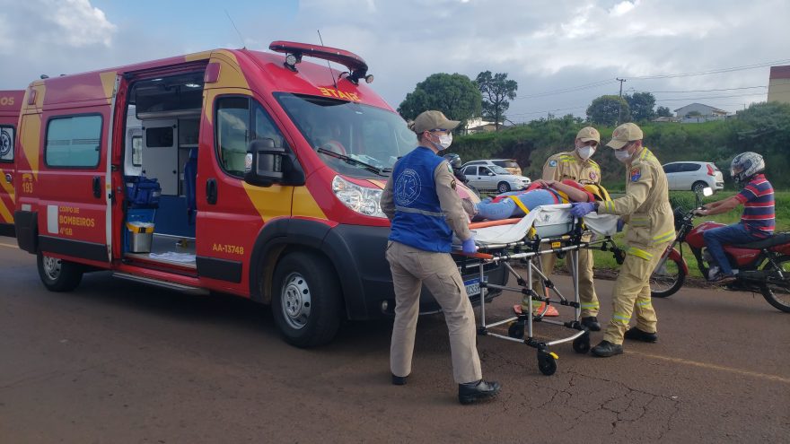 Mulher fica ferida após colisão entre carro e moto às margens da BR-277