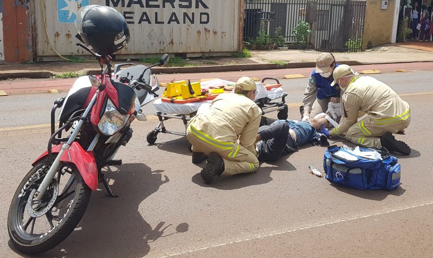 Motociclista fica ferido ao bater contra Strada no Santa Cruz