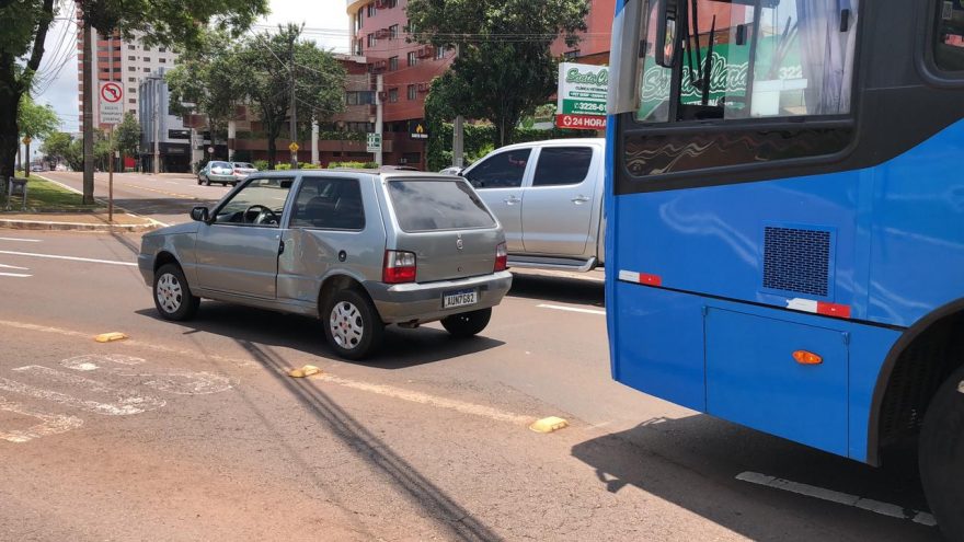 Uno e ônibus se envolvem em colisão na Praça do Migrante, em Cascavel