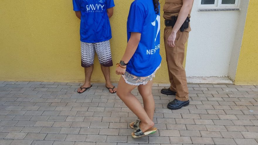 Gênios do crime! Suspeitos de furtarem ponto de venda no Riviera são reconhecidos usando camisetas furtadas