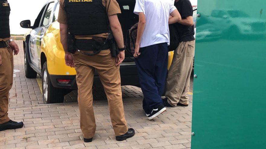 Menores fumando maconha são flagrados pela Cavalaria