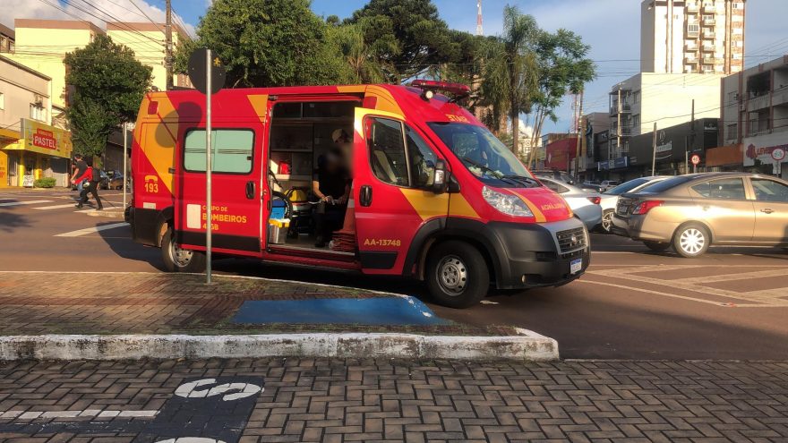 Ciclista fica ferido em acidente na Avenida Brasil