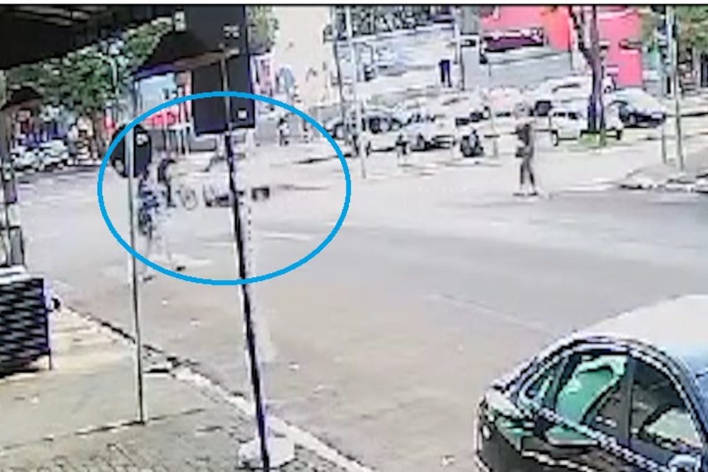 Câmera flagra acidente que deixou ciclista ferido na Av. Brasil