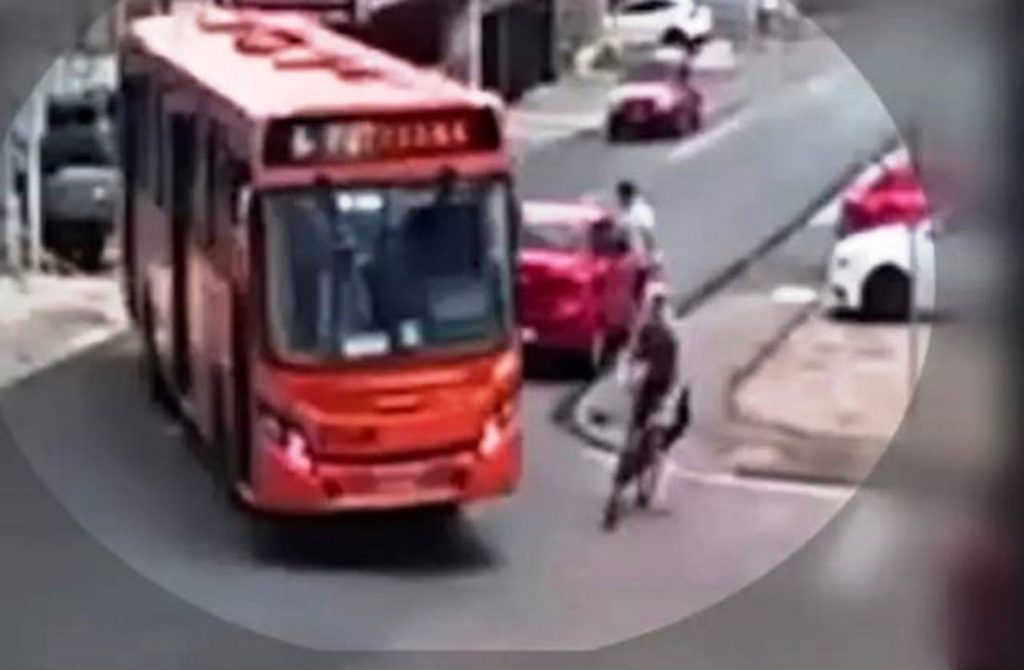 Cenas fortes! Câmera flagra momento que adolescente morre atropelado por ônibus no Paraná