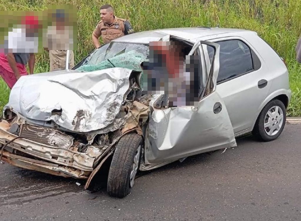 Homem com revólver em veículo bate contra caminhão no Contorno Norte