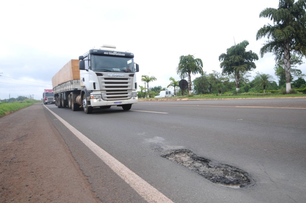 Quase 60% das estradas têm algum tipo de problema no PR, aponta estudo