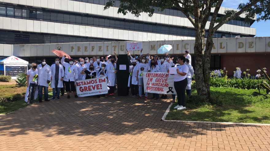 Enfermeiros realizam passeata pedindo aumento salarial