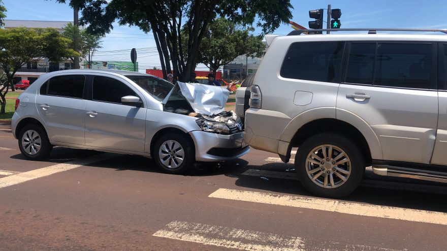 Gol atinge traseira de Pajero na Avenida Tancredo Neves, em Cascavel