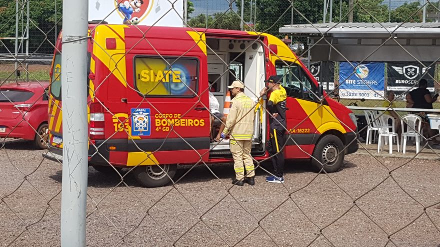 Criança é socorrida pelo Siate após se machucar em jogo de futebol na Rua Potiguaras