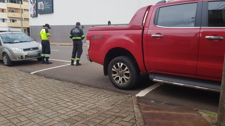 Motorista de caminhonete Ford Ranger é multado após estacionar de forma irregular no Centro