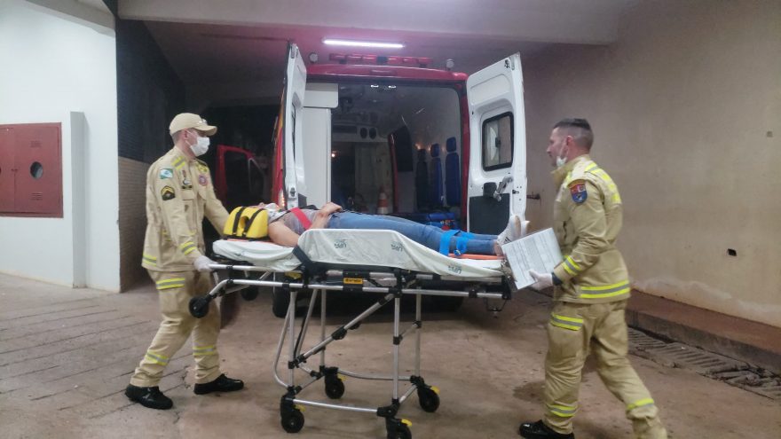 Jovem fratura braço em acidente na Rua Veneza
