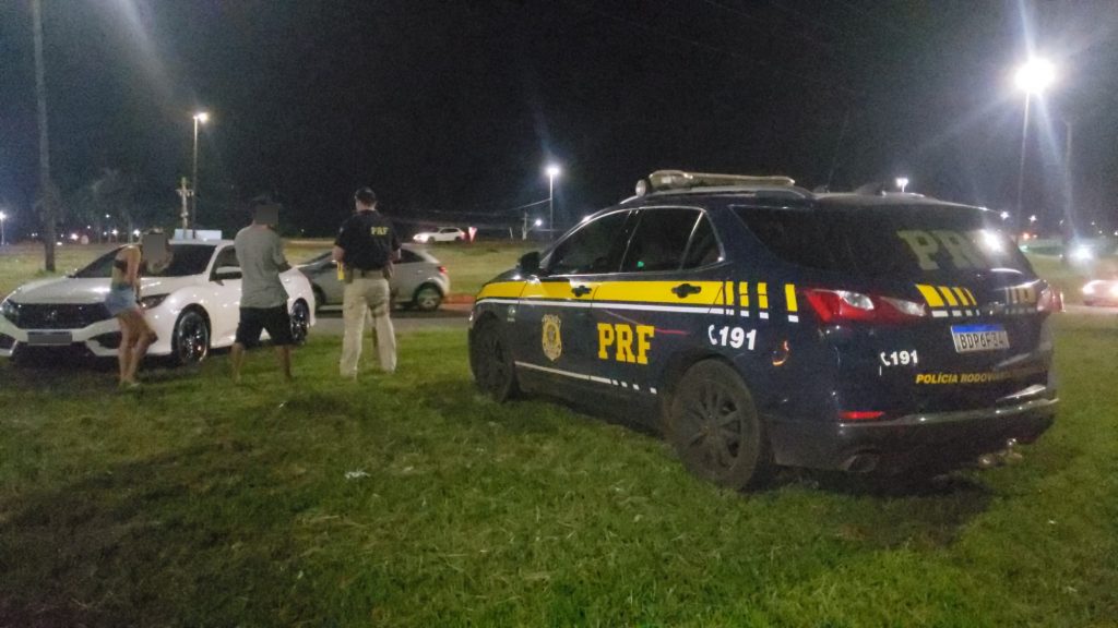 PRF aborda condutores de veículos no Trevo do Guarujá