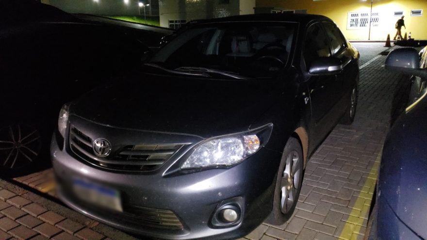 Corolla quase bate em carro da Polícia Civil e condutor é detido após desacato