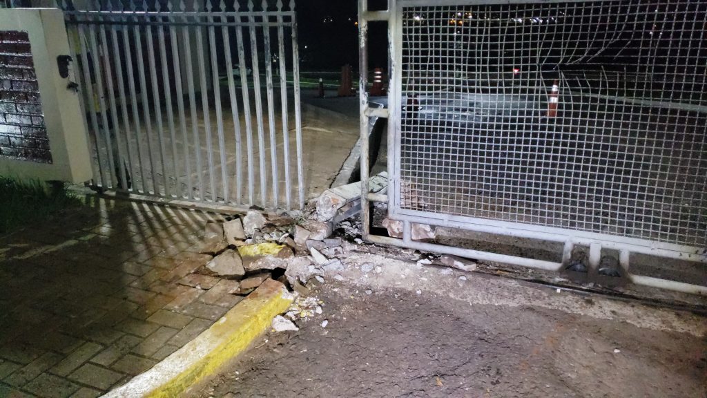 Após fim de relacionamento, homem colide carro contra portão do exército