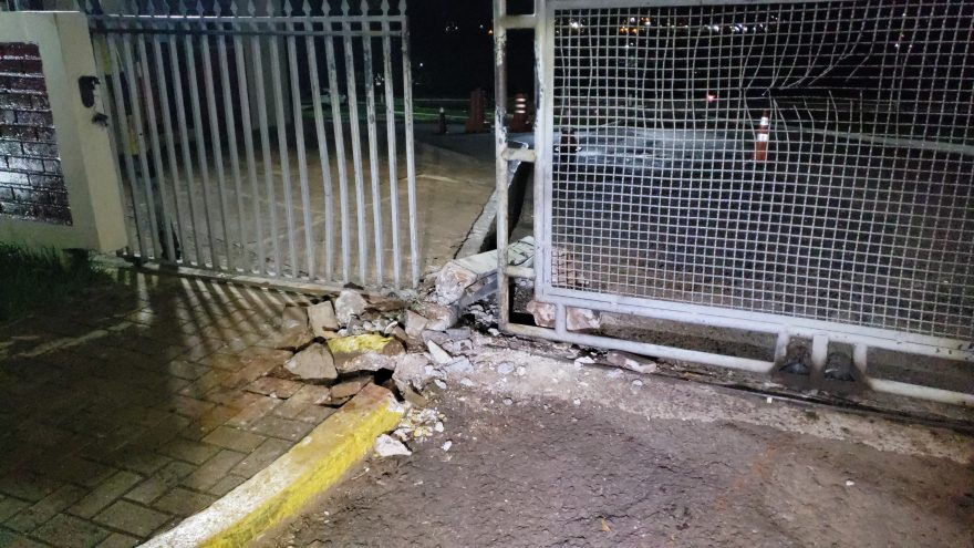 Após fim de relacionamento, homem colide carro contra portão do exército