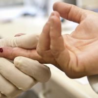 Casos de sífilis e de HIV/aids aumentam entre homens jovens Imagem referente a Casos de sífilis e de HIV/aids aumentam entre homens jovens