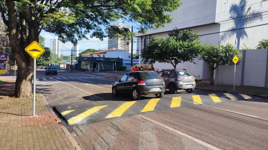 Após vários acidentes na esquina das Ruas Voluntários da Pátria e Mato Grosso, Transitar instala quebra-molas